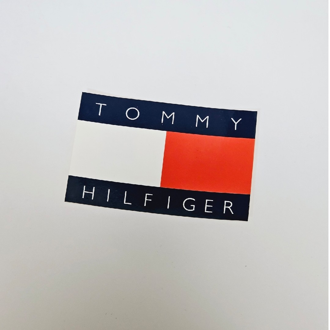 TOMMY HILFIGER(トミーヒルフィガー)のTOMMY HILFIGER ロゴフラッグ ステッカー 非売品トミーヒルフィガー エンタメ/ホビーのコレクション(その他)の商品写真