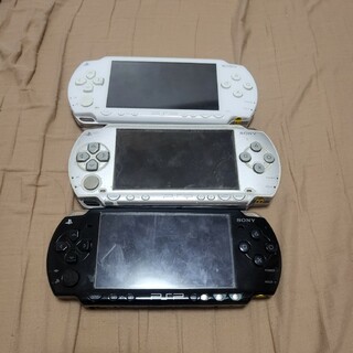 プレイステーションポータブル(PlayStation Portable)のPSP 10002台シルバー、ホワイト　2000ブラック1台 ジャンク3台セット(携帯用ゲーム機本体)