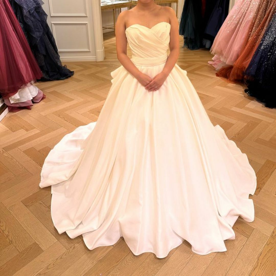 ウエディングドレス 光沢サテン ベアトップ 豪華なバックリボン 結婚式/披露宴