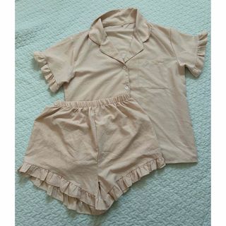 シーイン(SHEIN)のSHEIN パジャマ上下セット　シャツ　ショートパンツ　フリル ベージュ 美品(パジャマ)