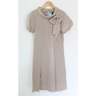 トゥービーシック(TO BE CHIC)の【春夏物 新入荷】●TO BE CHIC/トゥービーシック●リボンモチーフ半袖ワンピース/膝下丈 ベージュ レディース 40【中古】春夏 onepi 825042(その他)