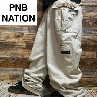 ピーエヌビーネイション(PNB Nation)のPNBネーションカーゴパンツストリートw36ベージュオフホワイトカーキb系刺繍(ワークパンツ/カーゴパンツ)