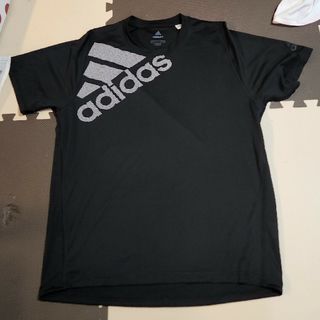 アディダス(adidas)のadidas　黒　Tシャツ　未使用に近い(Tシャツ/カットソー(半袖/袖なし))