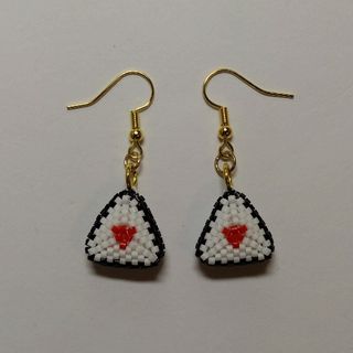 デリカビーズピアス(おにぎり)②(ピアス)