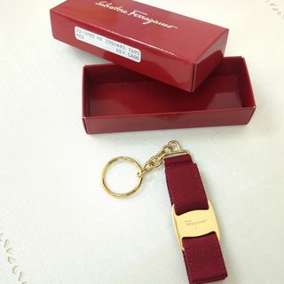 サルヴァトーレフェラガモ(Salvatore Ferragamo)のサルヴァトーレフェラガモ  キーホルダー レッド ゴールドカラー イタリア製(キーホルダー)