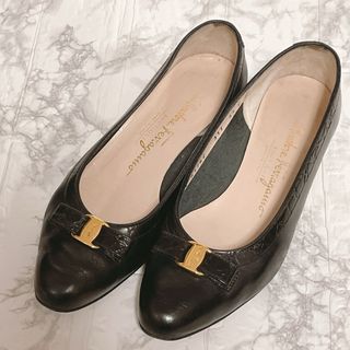 サルヴァトーレフェラガモ(Salvatore Ferragamo)の236☆フェラガモ　パンプス　ヴァラ リボン　ブラック　黒　5 1/2C 23(ハイヒール/パンプス)