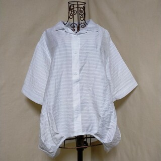 新品 ブラウス 襟付きシャツ アイボリーホワイト ゆったりデザイン(シャツ/ブラウス(半袖/袖なし))
