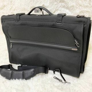 トゥミ(TUMI)の【美品】TUMI トゥミ ガーメントバッグ　バリスティックナイロン　ブラック(ビジネスバッグ)