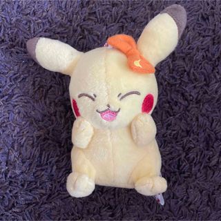 ポケモン(ポケモン)のピカチュウ　カバンにつけられるでっかいぬいぐるみ(キャラクターグッズ)