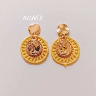 no.652 ラウンド 刺繍ワッペン イエロー コイン ピアス、イヤリング(ピアス)