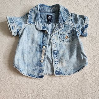 ベビーギャップ(babyGAP)のGAP　デニムシャツ　50(シャツ/カットソー)