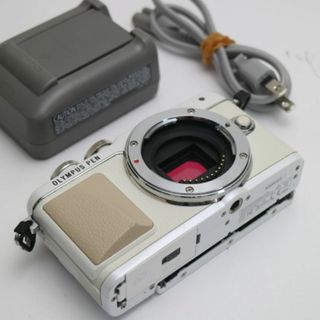 オリンパス(OLYMPUS)の超美品 E-PL7 ボディ ホワイト  M444(ミラーレス一眼)