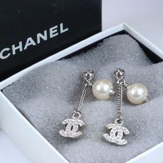 シャネル(CHANEL)のCHANEL シャネル　ココマーク　パール　ピアス　ぶら下がり　シルバー(ピアス)