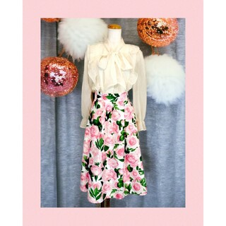 ♣新品未使用！白地にピンクのローズ柄の美しいスカート(ロングスカート)