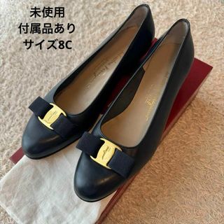 サルヴァトーレフェラガモ(Salvatore Ferragamo)の【未使用】フェラガモ ヴァラリボン パンプス ゴールド金具 ネイビー 8C(ハイヒール/パンプス)