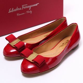 Salvatore Ferragamo サルヴァトーレ フェラガモ 《VARINA/ヴァリナ》 ヴァラ バレエシューズ フラットパンプス 靴 サイズ4D（21.5cm相当）パテントレザー リボン レッド イタリア製 ブランド古着【中古】20240401/GP6190(ハイヒール/パンプス)