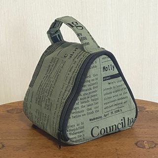 保冷おにぎりポーチ　英字新聞×カーキ　保冷バッグ　お弁当袋　ハンドメイド174(キッチン小物)