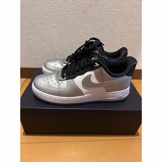 NIKE - NIKE  エアフォース1 ‘07 SE メタリックシルバー