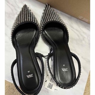 ザラ(ZARA)のZARA スタッズ　ミュール　サンダル　新品　38(ミュール)