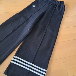 アディダス(adidas)のアディダス　アディカラー　NEUCLASSICSトラックパンツ　ブラック(カジュアルパンツ)