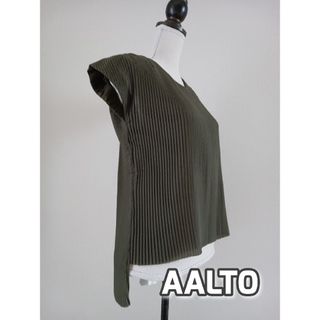 アールト(AALTO)のAALTO 　フレンチスリーブ　プリーツブラウス　Vネック　カーキ　S〜L(シャツ/ブラウス(半袖/袖なし))