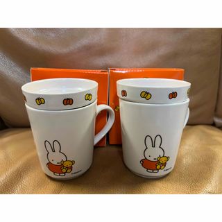 ミッフィー(miffy)の明治安田　ミッフィーマグカップ２つ(グラス/カップ)