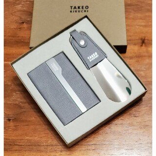 タケオキクチ(TAKEO KIKUCHI)のタケオキクチ　新品　メンズ　カードケース＋シューホーン(ライトグレー)(名刺入れ/定期入れ)