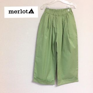 メルロー(merlot)のメルロー  ロールアップタック カラーワイドパンツ  グリーン(カジュアルパンツ)