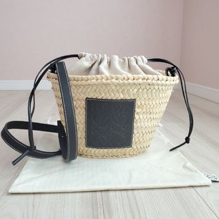 ロエベ(LOEWE)のロエベ ドローストリング バケットバッグ ミニ ラフィア ショルダー 現行品(ショルダーバッグ)