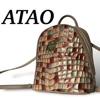 アタオ(ATAO)の美品　アタオ　ミニリュック　三角ロゴ　ゴールド金具　クロコ型押し　グレージュ　革(リュック/バックパック)