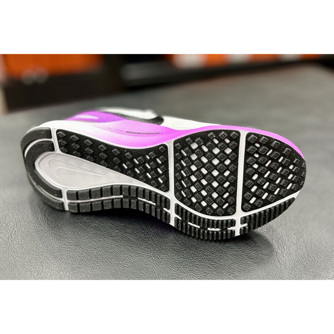 新品・未使用・定価15,400円】NIKE エア ズーム レディース 新品・未使用・定価15,400円】NIKE エア ズーム レディース