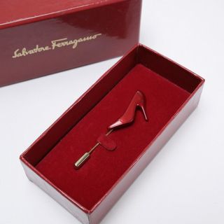 ■美品■Salvatore Ferragamo サルヴァトーレフェラガモ ピンブローチ ラペルピン パンプスモチーフ レッド × ゴールドカラー レディース 小物 アクセサリー【中古】20210826/GI4732(ハイヒール/パンプス)