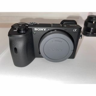 ソニー(SONY)のα6600本体　ミラーレス一眼　単焦点レンズ付き(ミラーレス一眼)