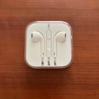 アップル(Apple)の【新品】イヤホン／iPhone純正(ヘッドフォン/イヤフォン)