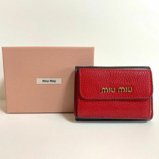 ミュウミュウ(miumiu)のMIUMIU(ミュウミュウ) マドラス 三つ折り ミニ財布 赤 レッド x 黒 (財布)