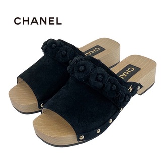 シャネル(CHANEL)のシャネル CHANEL サンダル 靴 シューズ スエード ウッド ブラック ミュール カメリア ココマーク(サンダル)