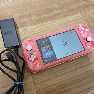 ニンテンドースイッチ(Nintendo Switch)のSwitchLite コーラル 充電器付き(ゲーム)