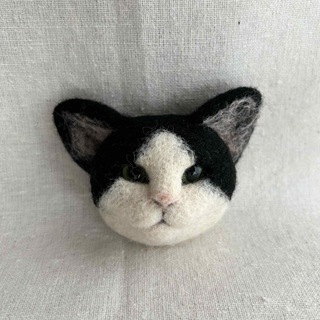 羊毛フェルト　ハチワレ　猫(コサージュ/ブローチ)
