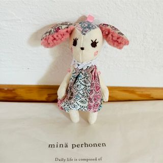 ミナペルホネン(mina perhonen)のミナペルホネン　タレ耳うさちゃんチャーム(19)(バッグチャーム)