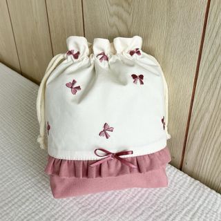 リボン 刺繍 巾着 ピンク コップ袋  給食袋 入園 入学 フリル 女の子(外出用品)