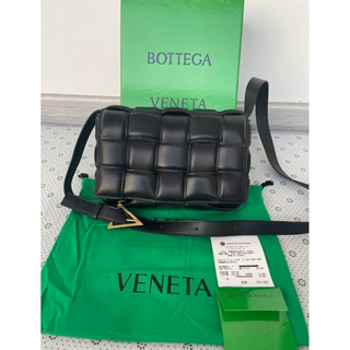 ボッテガヴェネタ(Bottega Veneta)の【美品】 BOTTEGA VENETA パデッドカセットショルダーバッグ(ショルダーバッグ)