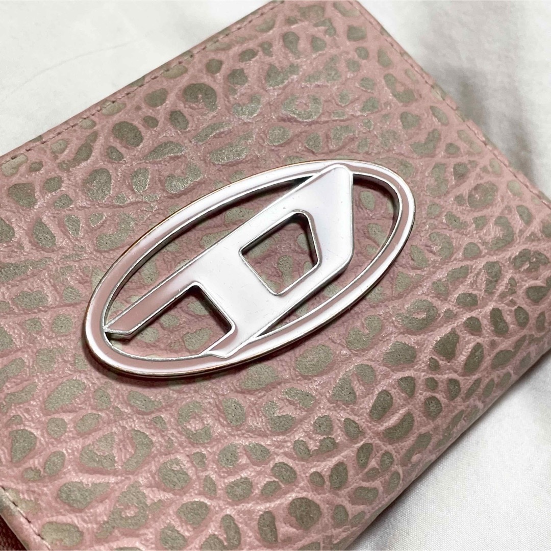 DIESEL - DIESEL 二つ折り財布 ピンク オーバルD メタルロゴの DIESEL - DIESEL 二つ折り財布 ピンク オーバルD メタルロゴの