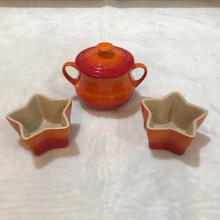 ルクルーゼ(LE CREUSET)の未使用に近い Le Cruset スープボウル 星 皿 スター オレンジ レッド(食器)