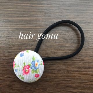 グレーの花柄のヘアゴム  (ヘアアクセサリー)