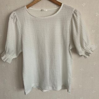 コルザ(COLZA)のCOLZA  夏物　爽やか　ホワイト　半袖シャツ　袖元　フリル　可愛い　大人女性(Tシャツ(半袖/袖なし))