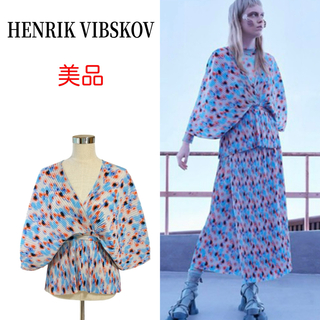 ヘンリクビブスコフ(HENRIK VIBSKOV)の【美品】HENRIK VIBSKOV  ヘンリクビブスコフ プリーツ トップス(シャツ/ブラウス(長袖/七分))