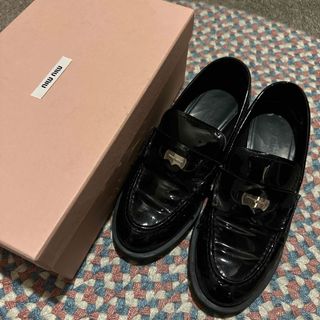 ミュウミュウ(miumiu)のmiumiu コインローファー トラックソール 黒(ローファー/革靴)