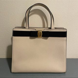 サルヴァトーレフェラガモ(Salvatore Ferragamo)の美品 フェラガモ 2way トートバッグ ヴァラ アイボリー 187,000円(ハンドバッグ)