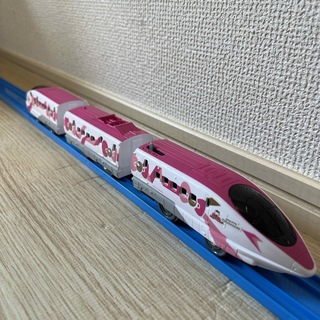 タカラトミー(Takara Tomy)のプラレールS-18ハローキティ新幹線(電車のおもちゃ/車)