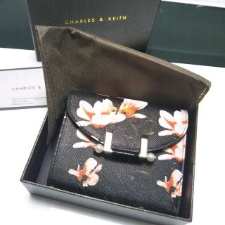 チャールズアンドキース(Charles and Keith)のCHARLES＆KEITH ﾁｬｰﾙｽﾞｱﾝﾄﾞｷｰｽ財布　箱付き新品(財布)